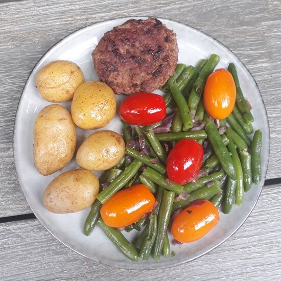 biologische-sperziebonensalade-met-krieltjes-en-hamburger