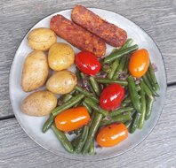 biologische-sperziebonensalade-met-krieltjes-en-vegetarische-toscaanse-sticks